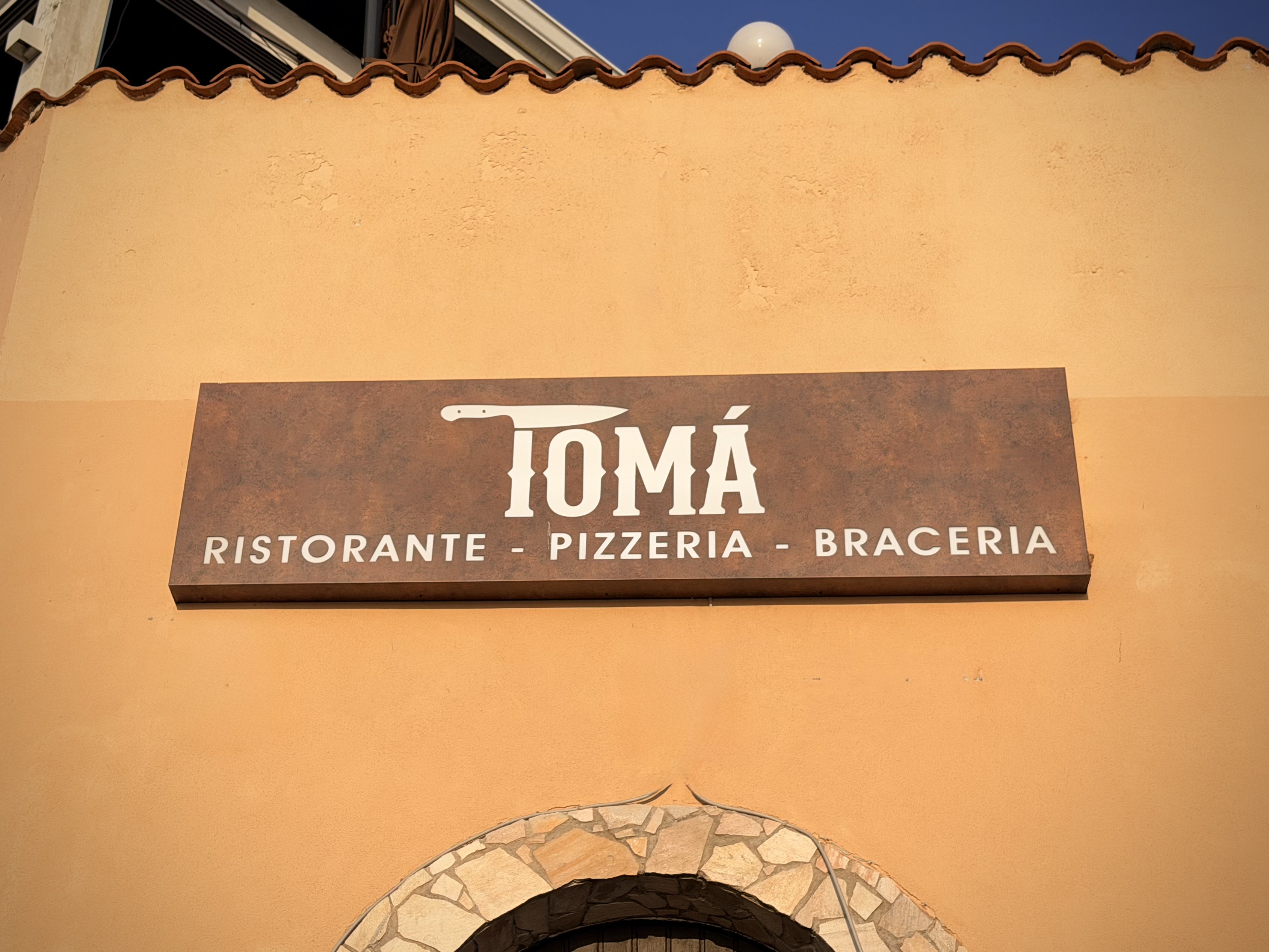 Insegna esterna Tomà — Ristorante Pizzeria Braceria